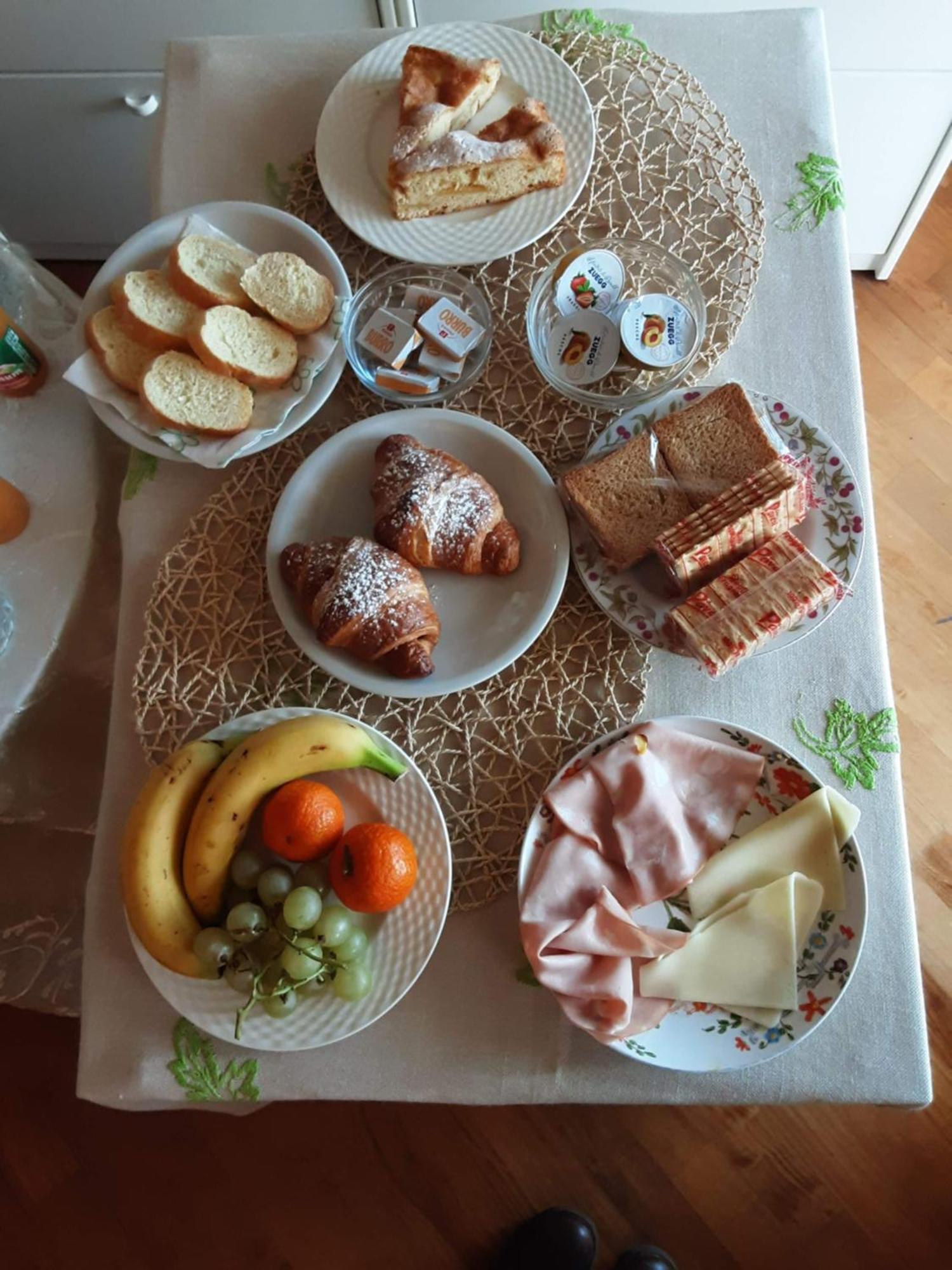 Tosca House 2 Bed & Breakfast Варена Екстериор снимка