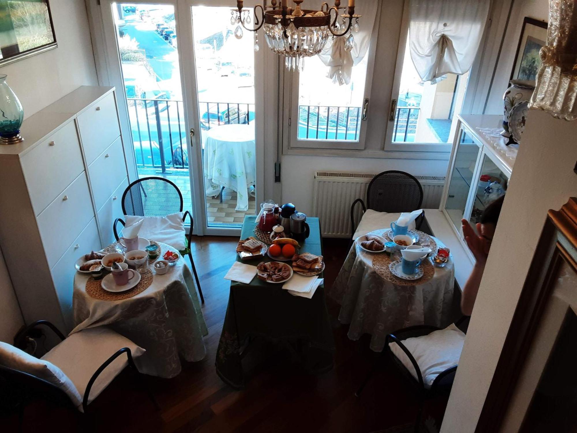 Tosca House 2 Bed & Breakfast Варена Екстериор снимка