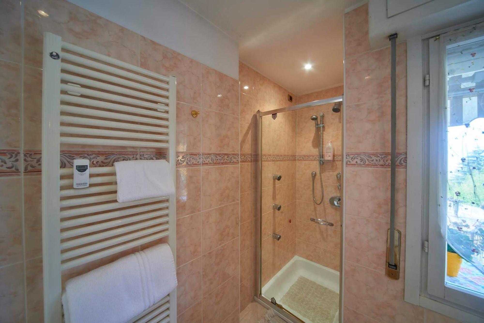 Tosca House 2 Bed & Breakfast Варена Екстериор снимка