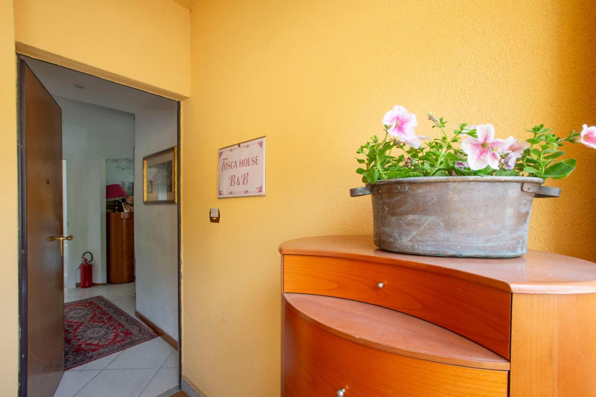 Tosca House 2 Bed & Breakfast Варена Екстериор снимка